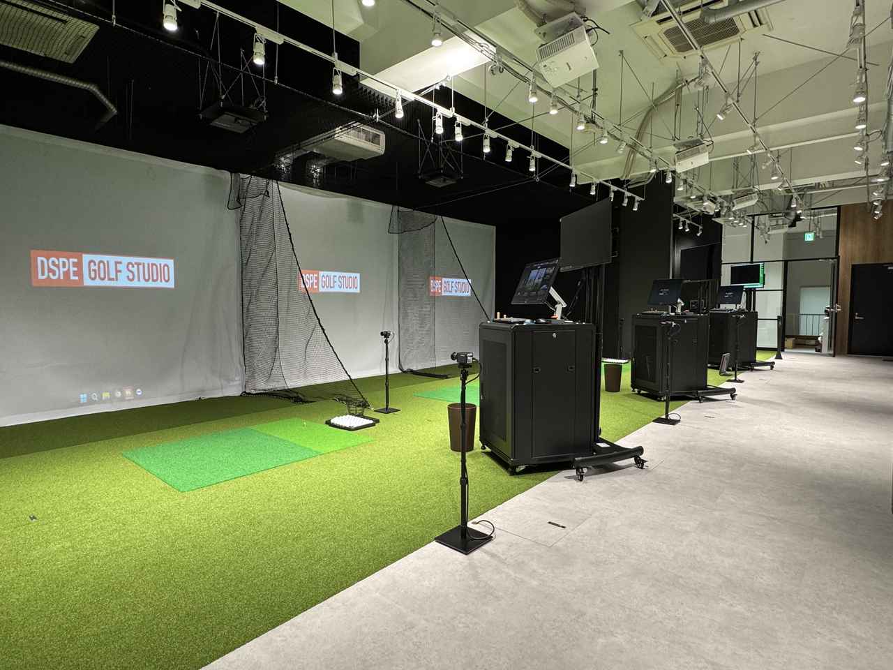 画像 : 弾道計測器「TRACKMAN」付きの打席