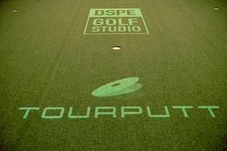 最先端のAR技術を導入したパッティングトレーニングシステム「TOURPUTT」を完備