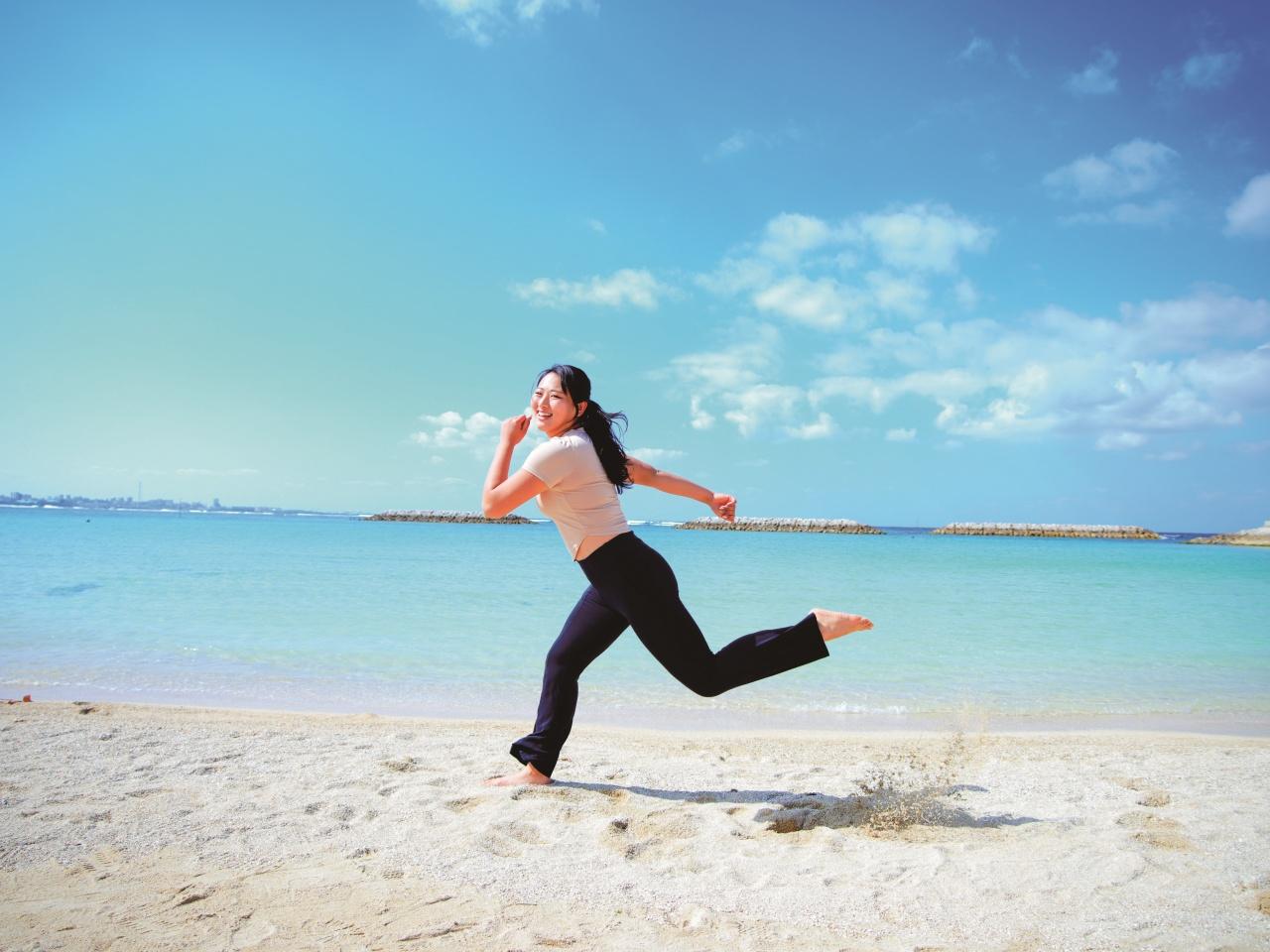 画像: 下半身強化にはつま先を意識して砂浜ダッシュが効果的!【長谷川円香のいきなり飛び出す飛距離塾 #29】 - みんなのゴルフダイジェスト