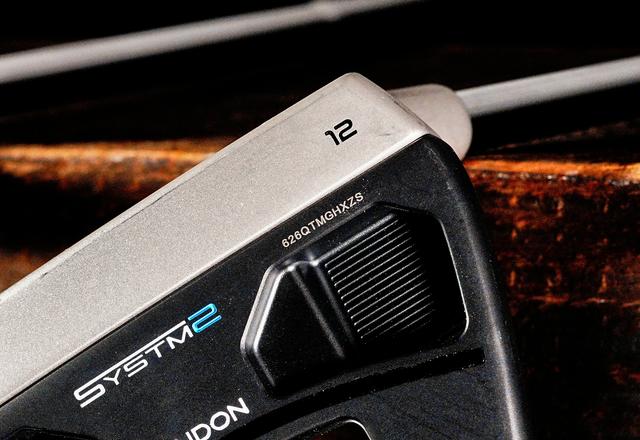 画像: ヒール近くに数字が彫られている