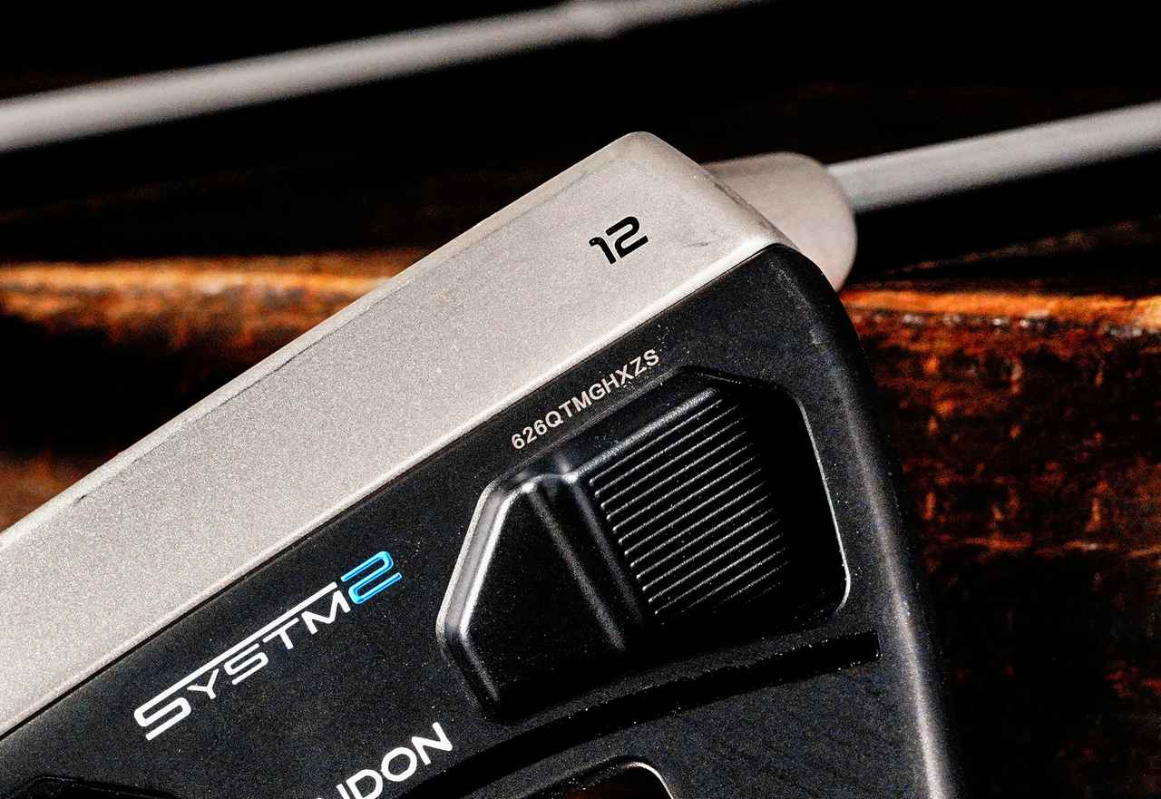 画像: ヒール近くに数字が彫られている