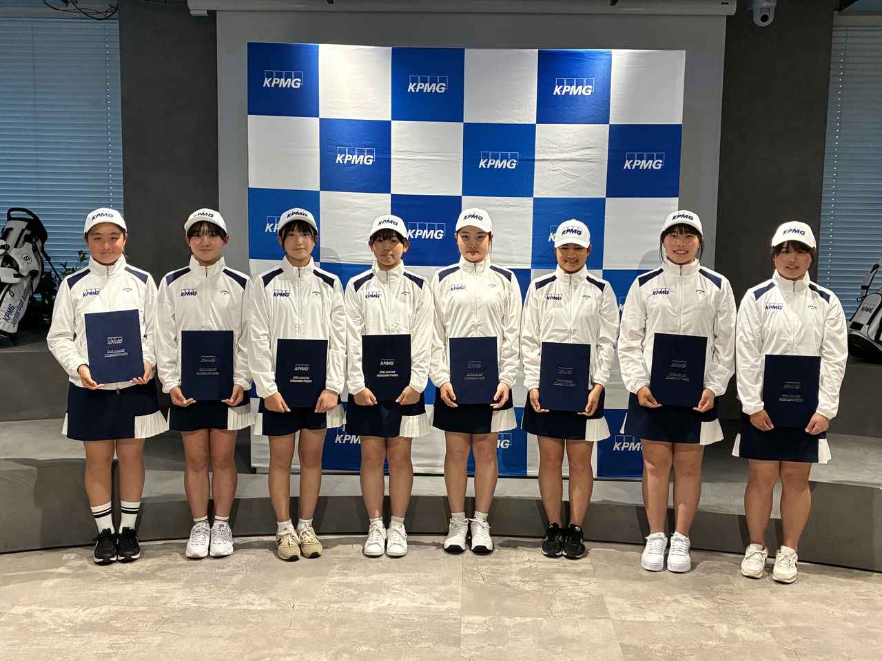 画像: 認定書を手にした8名