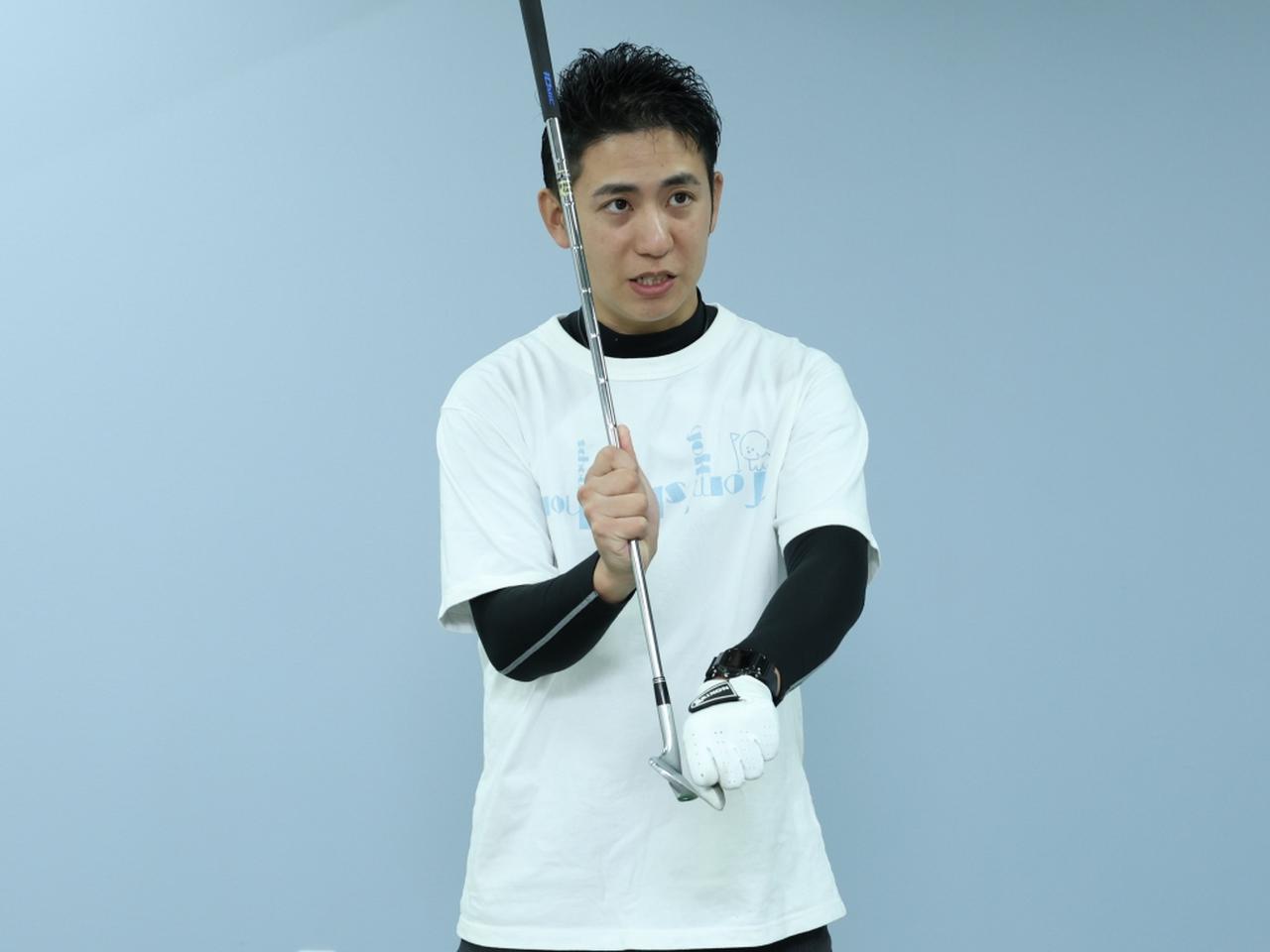 画像: クラブのフェース面でボールを横から叩くことができる……つまり縦方向に振り過ぎさえしなければ、最初のうちは感覚重視でオッケーだという