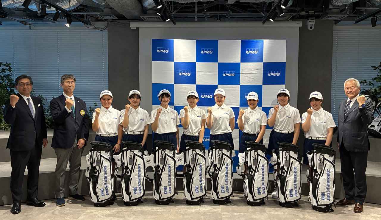 画像: 式典に参加した選手8名と関係者（左から山田裕行氏、高橋克司氏、知野雅彦氏）