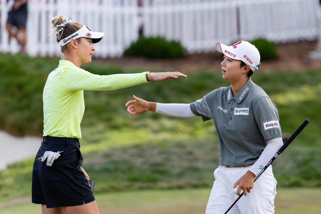 画像: 2週続けて優勝したキム・ヒョージュ（右）と2位だったネリー・コルダ（左）（写真はフォーティネット・ファウンダーカップ最終日、PHOTO/Getty Images）