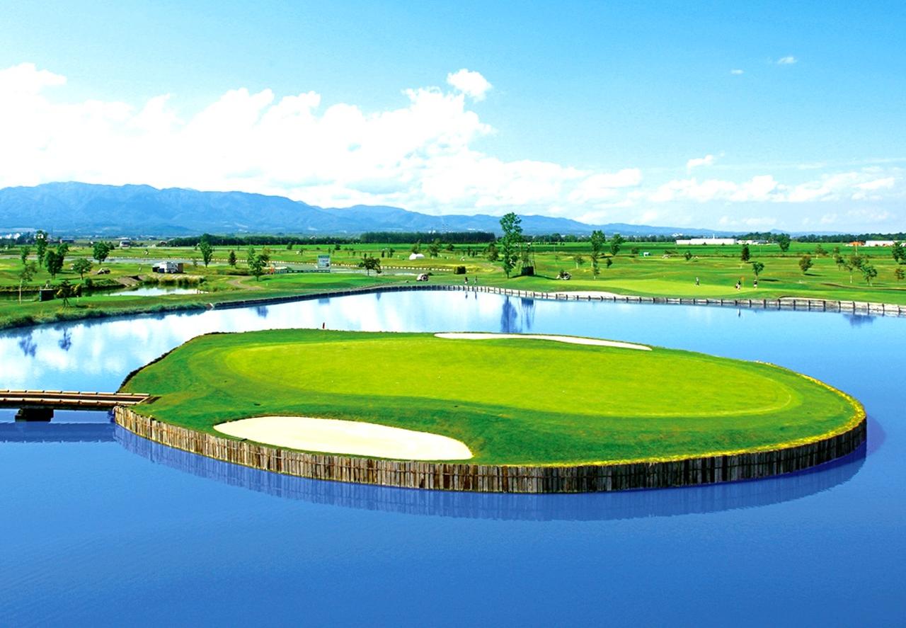 画像: ゴルフ5カントリー美唄Cの名物ホール「8番のアイランドグリーン」