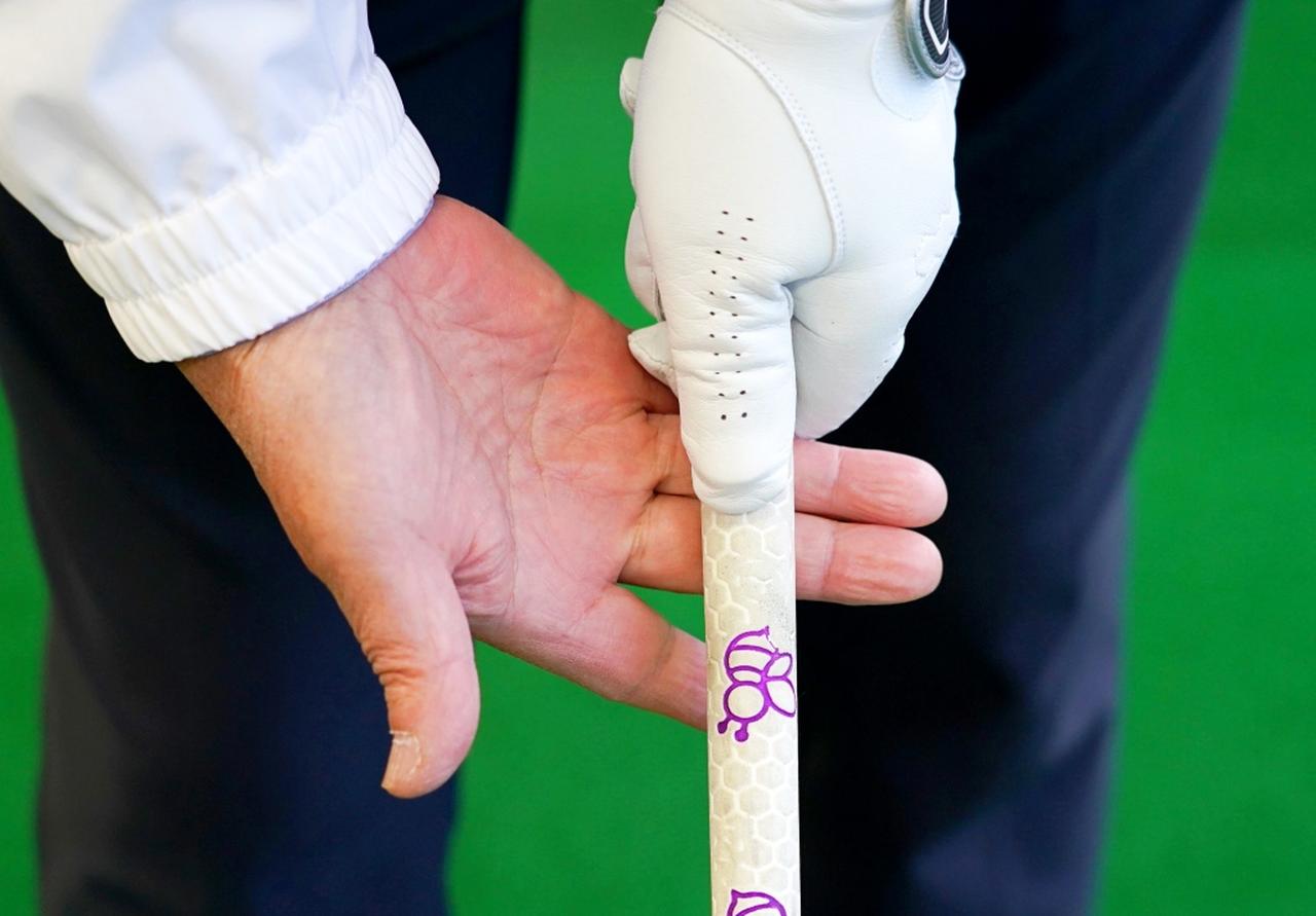 画像: 右手はグリップを薬指と中指の第2関節のしわに合わせる