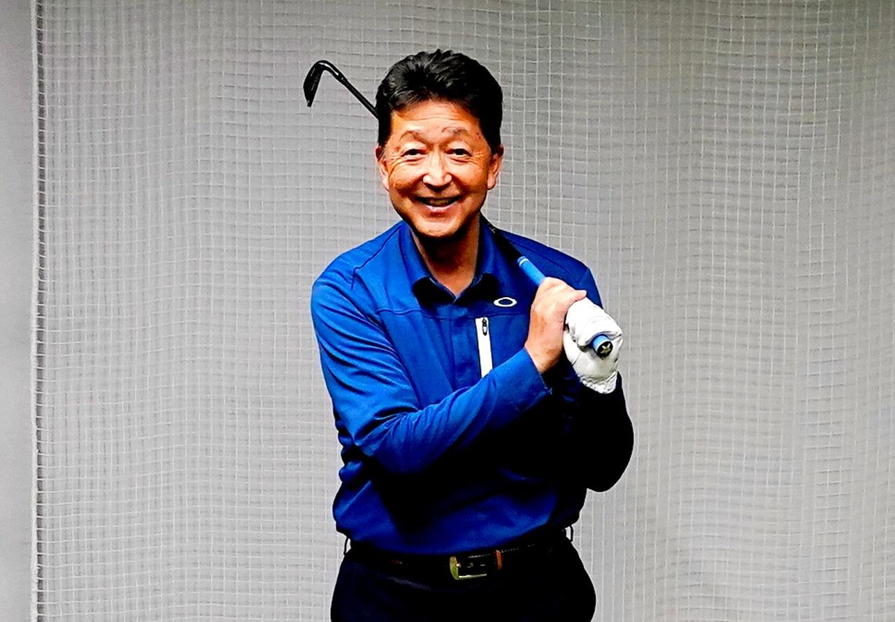 画像: ドライバーのスライスはアイアンで直す！ 正しい腕の振り方を覚える「足組ドリル」 - みんなのゴルフダイジェスト