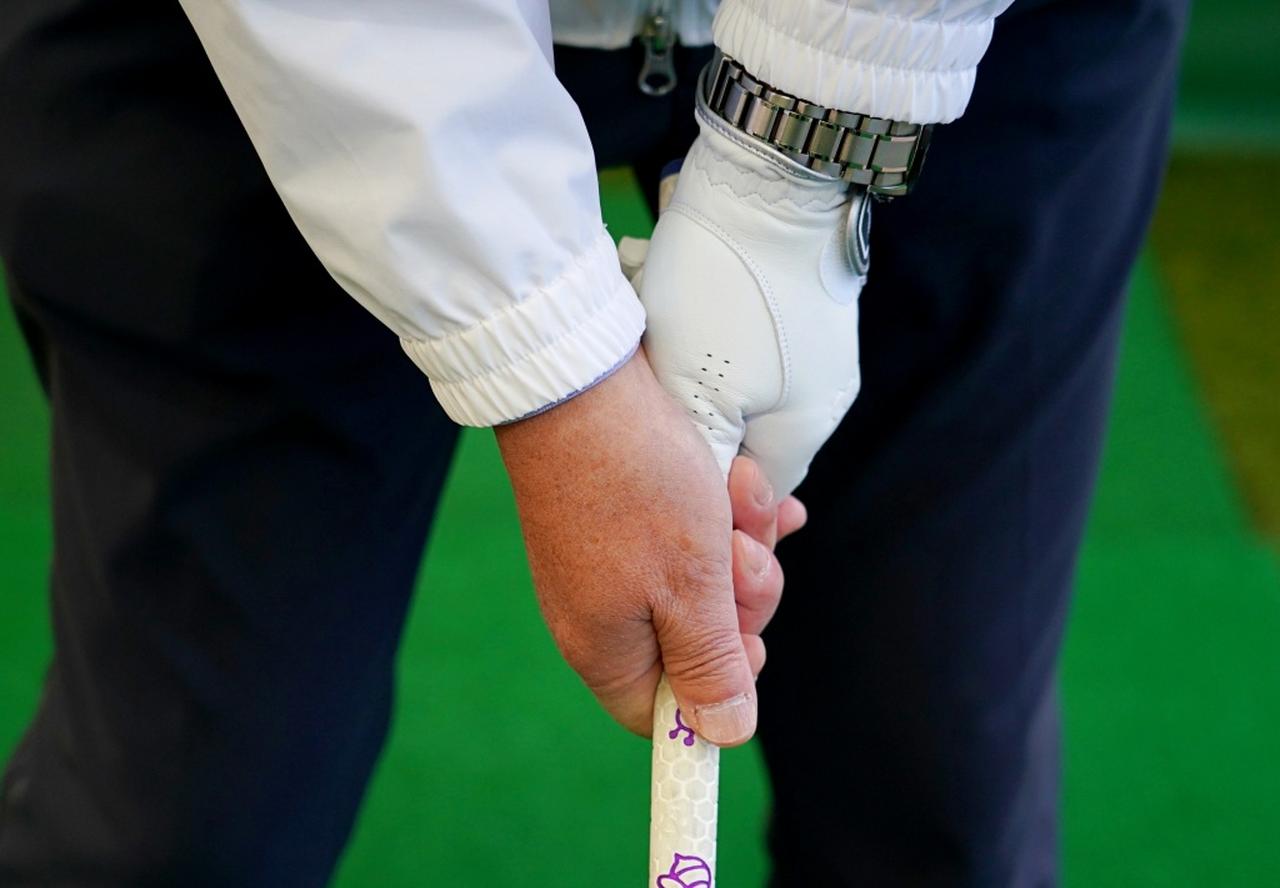 画像: 左手、右手、どちらも「指」で握るのがポイント