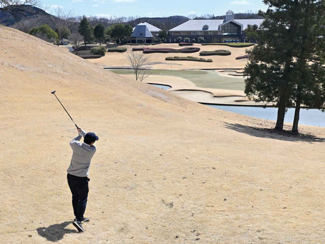 画像: 飛ばそうと力む＝体が突っ込む、上げようと力む＝あおり打つ