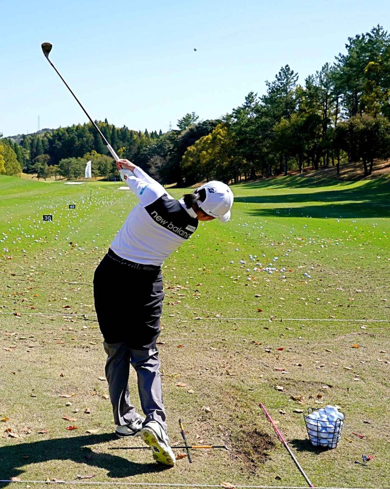 画像 : 10番目の画像 - 【連続写真12枚】伊藤愛華のアイアンショット後方 - みんなのゴルフダイジェスト