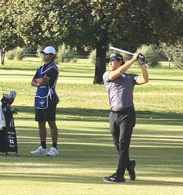 画像: 2日目の18番パー5、池を避け2打目をグリーン右奥まで運び、起死回生のバーディにつなげた石川。薄氷の予選通過を果たすと、3日目5アンダー、最終日1アンダーとスコアを伸ばし、トータル8アンダー、26位タイと健闘した