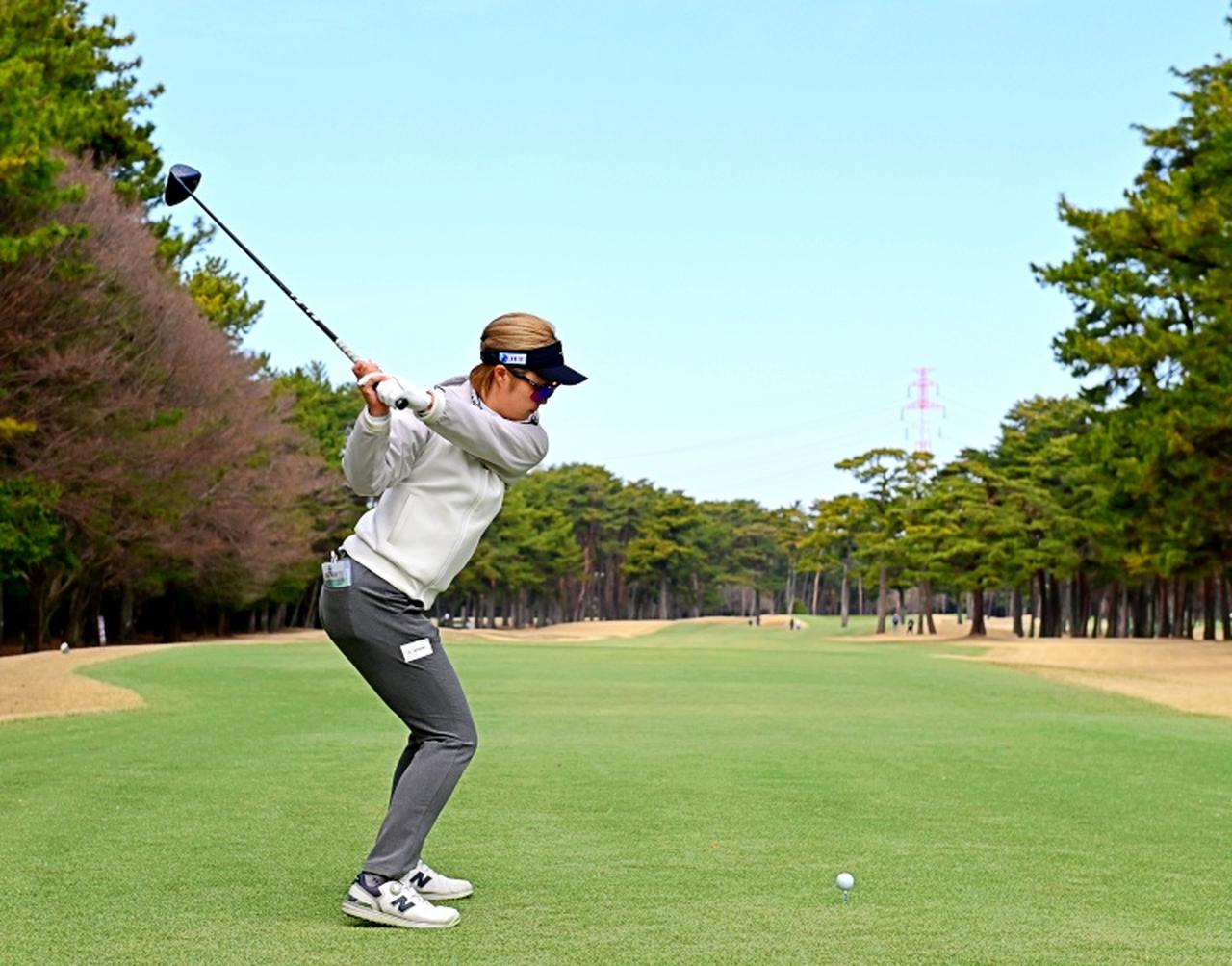 画像 : 5番目の画像 - 【連続写真13枚】佐田山鈴樺のドライバーショット後方（撮影/有原裕晶） - みんなのゴルフダイジェスト