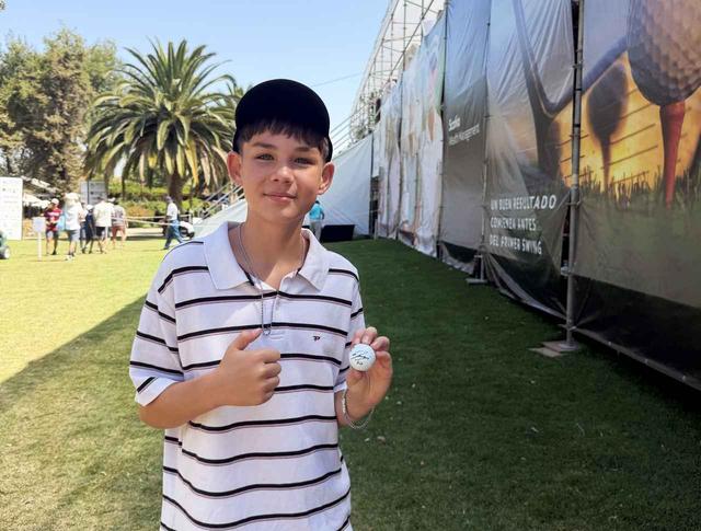 画像: 念願のRYOのサインボールをゲットしたチリの少年