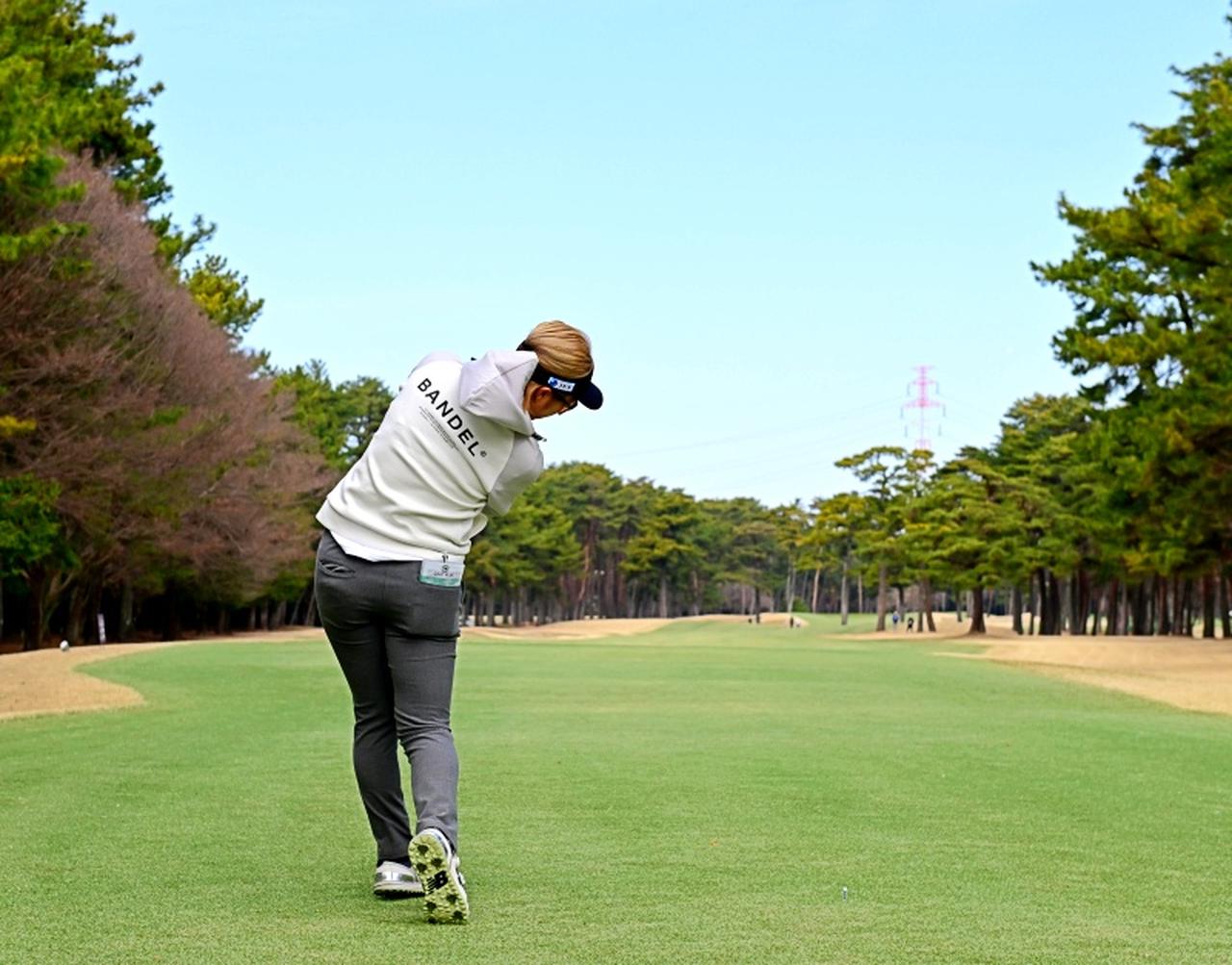 画像 : 11番目の画像 - 【連続写真13枚】佐田山鈴樺のドライバーショット後方（撮影/有原裕晶） - みんなのゴルフダイジェスト
