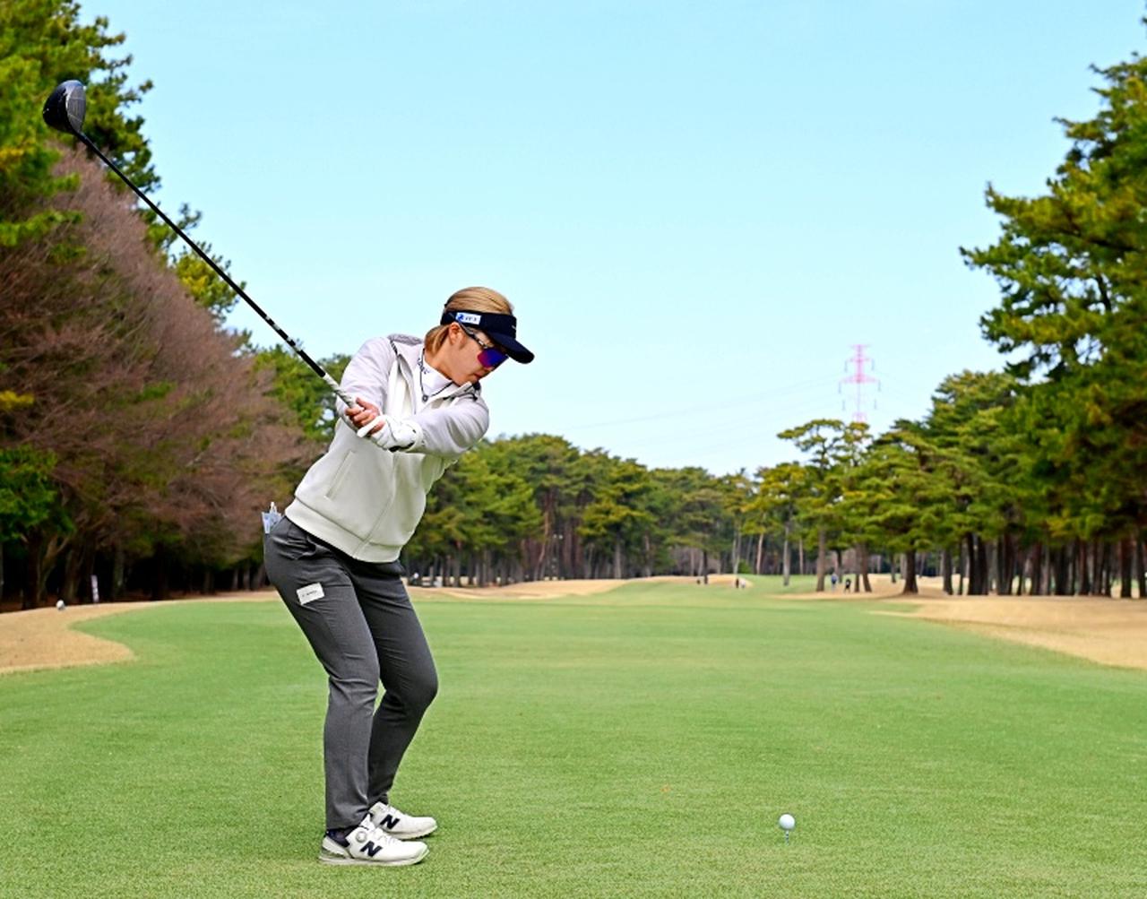 画像 : 3番目の画像 - 【連続写真13枚】佐田山鈴樺のドライバーショット後方（撮影/有原裕晶） - みんなのゴルフダイジェスト