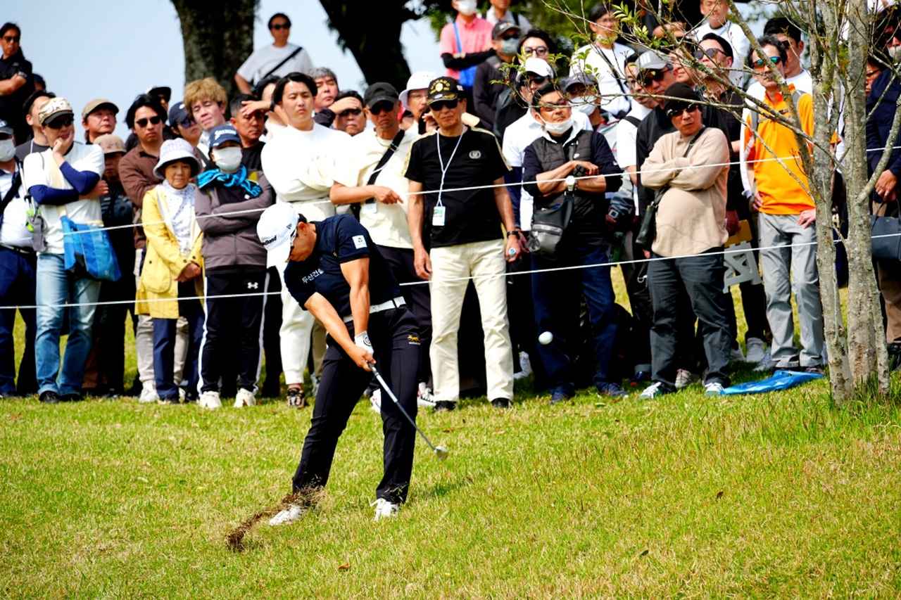 画像: 3打目を右打ちでグリーンオンし、バーディパットにかけたが、永峰が先にバーディを奪い、30勝目を逃した（撮影/岡沢裕行）