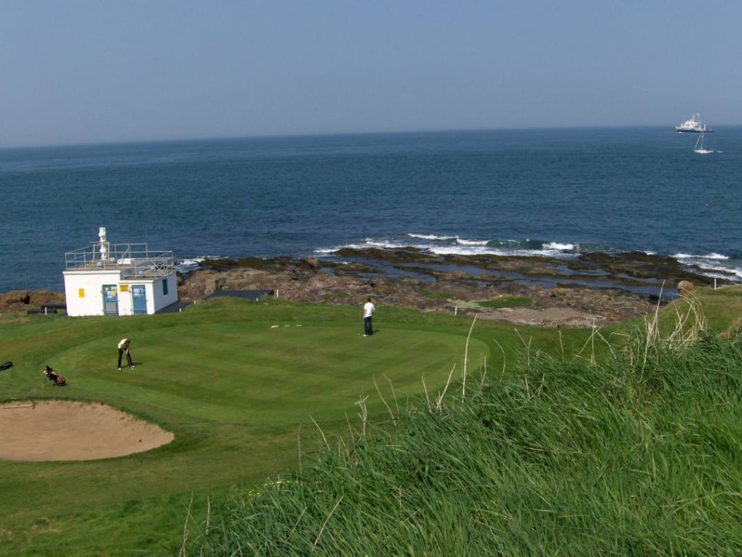 画像: ラーン・ゴルフ・クラブの看板ホール「ザ・ベル」（画像はラーン・ゴルフ・クラブ公式HPより）