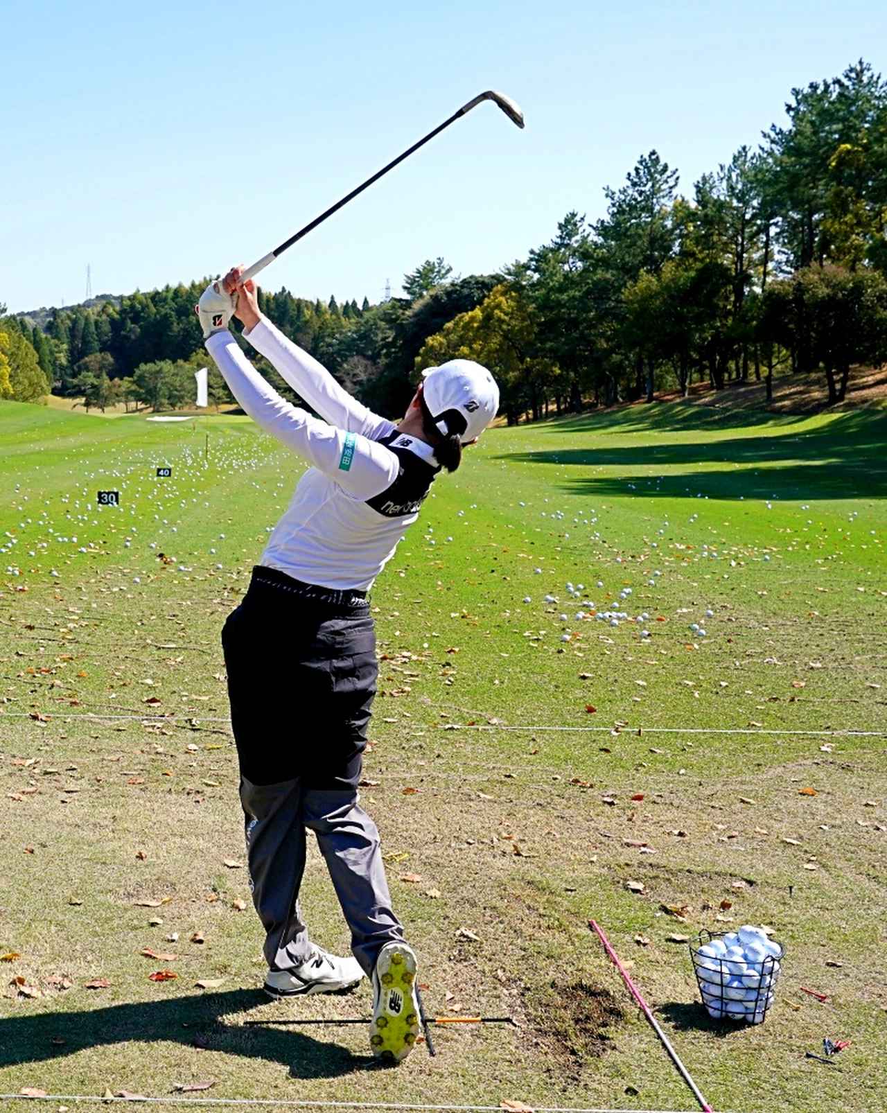 画像 : 11番目の画像 - 【連続写真12枚】伊藤愛華のアイアンショット後方 - みんなのゴルフダイジェスト