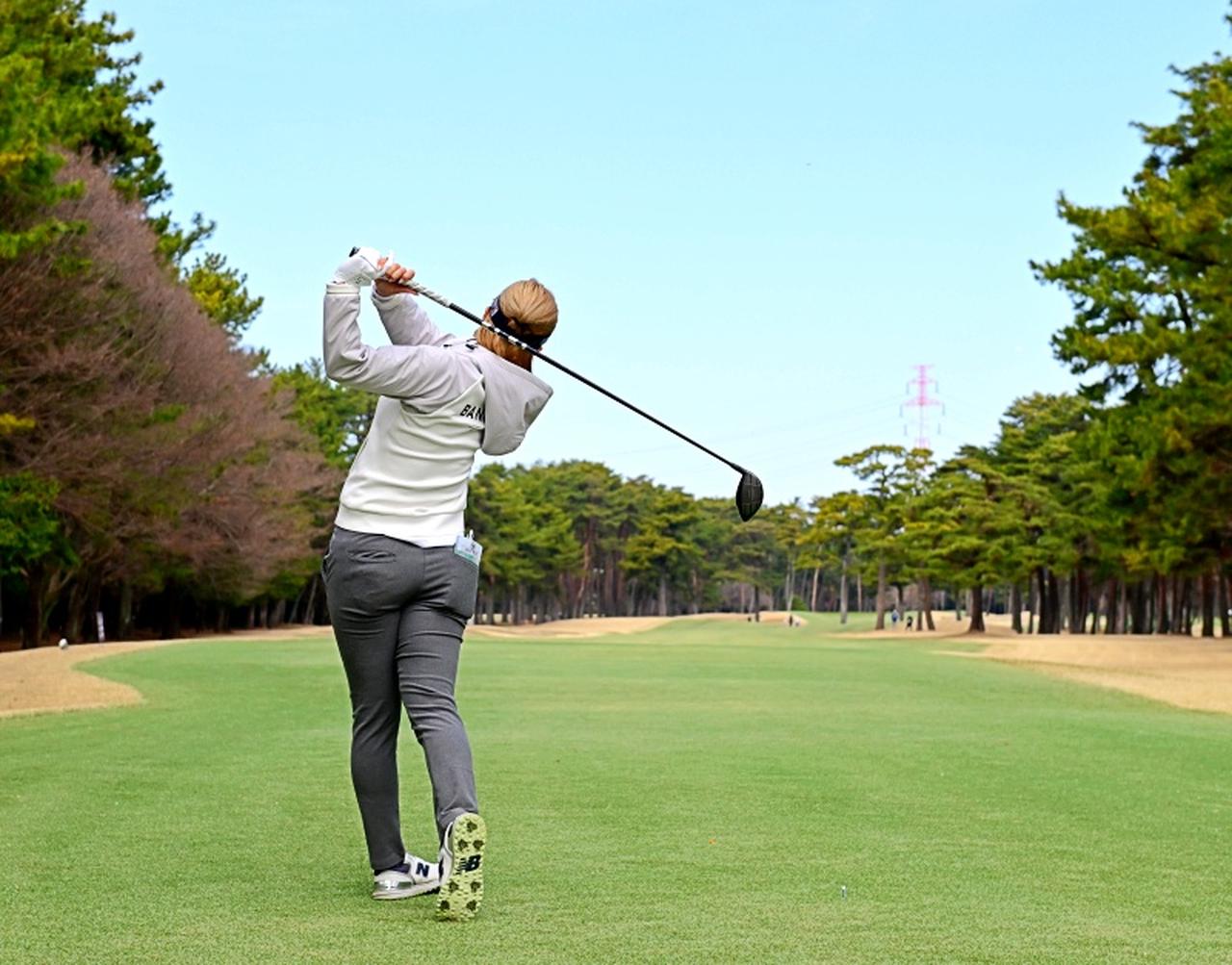画像 : 13番目の画像 - 【連続写真13枚】佐田山鈴樺のドライバーショット後方（撮影/有原裕晶） - みんなのゴルフダイジェスト