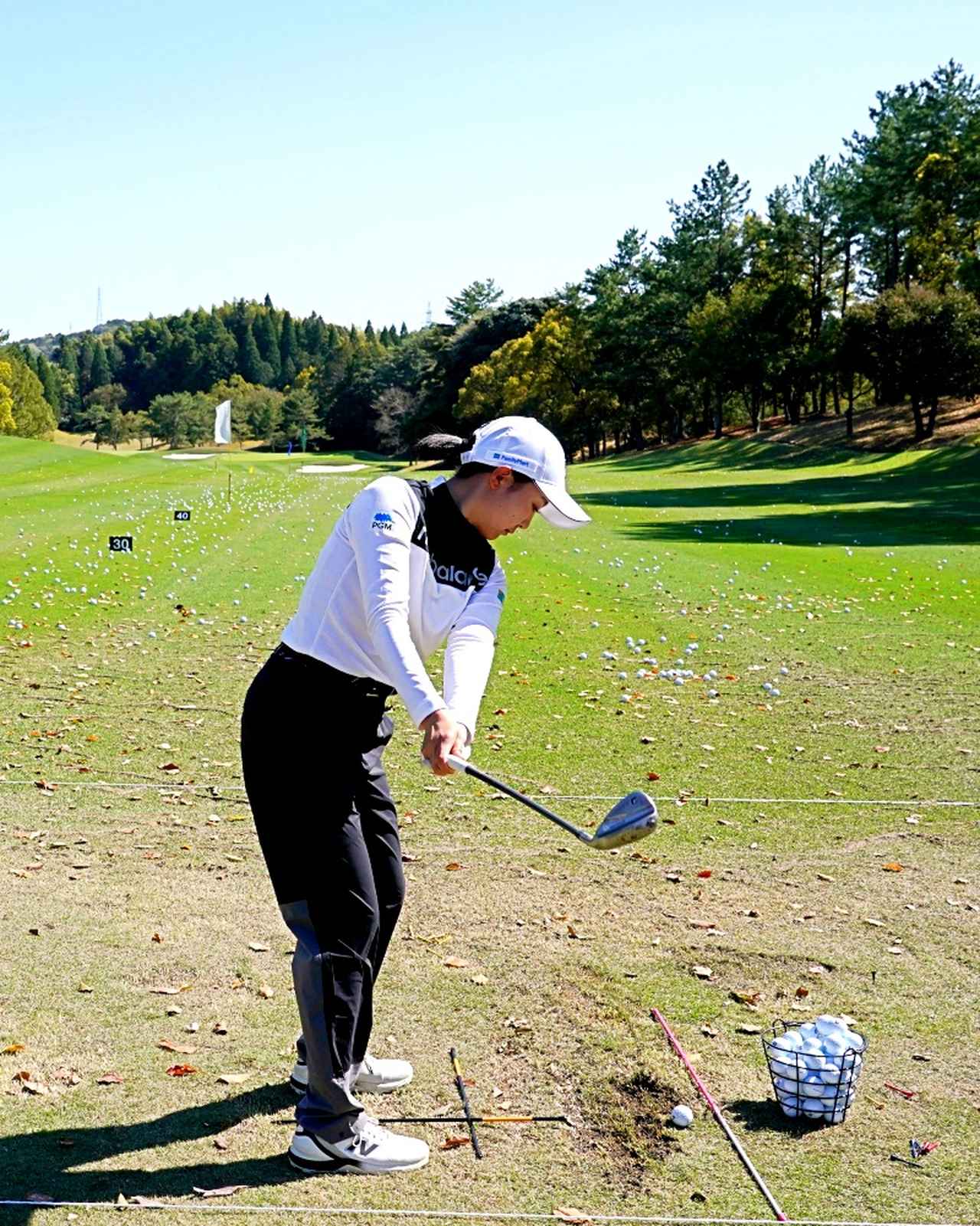 画像 : 2番目の画像 - 【連続写真12枚】伊藤愛華のアイアンショット後方 - みんなのゴルフダイジェスト