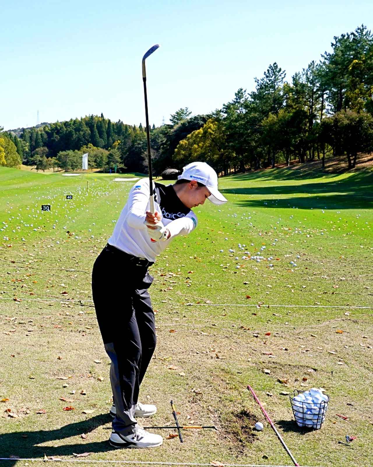 画像 : 3番目の画像 - 【連続写真12枚】伊藤愛華のアイアンショット後方 - みんなのゴルフダイジェスト