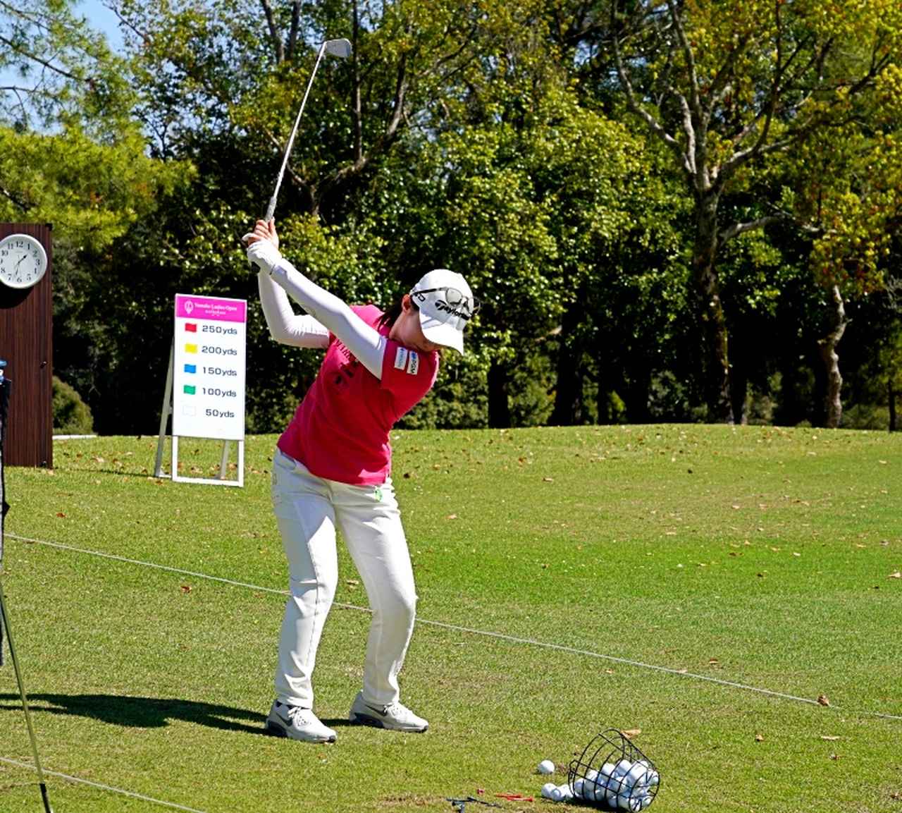 画像 : 6番目の画像 - 【連続写真13枚】清本美波のアイアンショット斜め後方 - みんなのゴルフダイジェスト