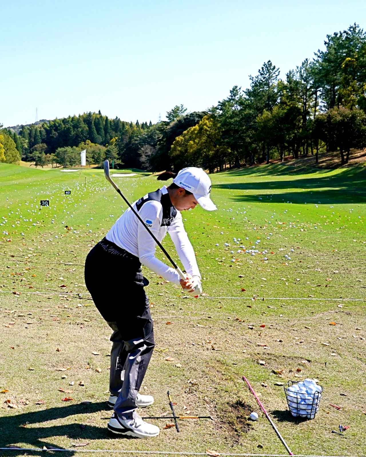 画像 : 6番目の画像 - 【連続写真12枚】伊藤愛華のアイアンショット後方 - みんなのゴルフダイジェスト