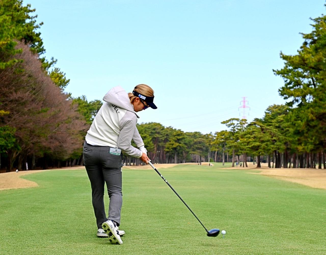 画像 : 8番目の画像 - 【連続写真13枚】佐田山鈴樺のドライバーショット後方（撮影/有原裕晶） - みんなのゴルフダイジェスト