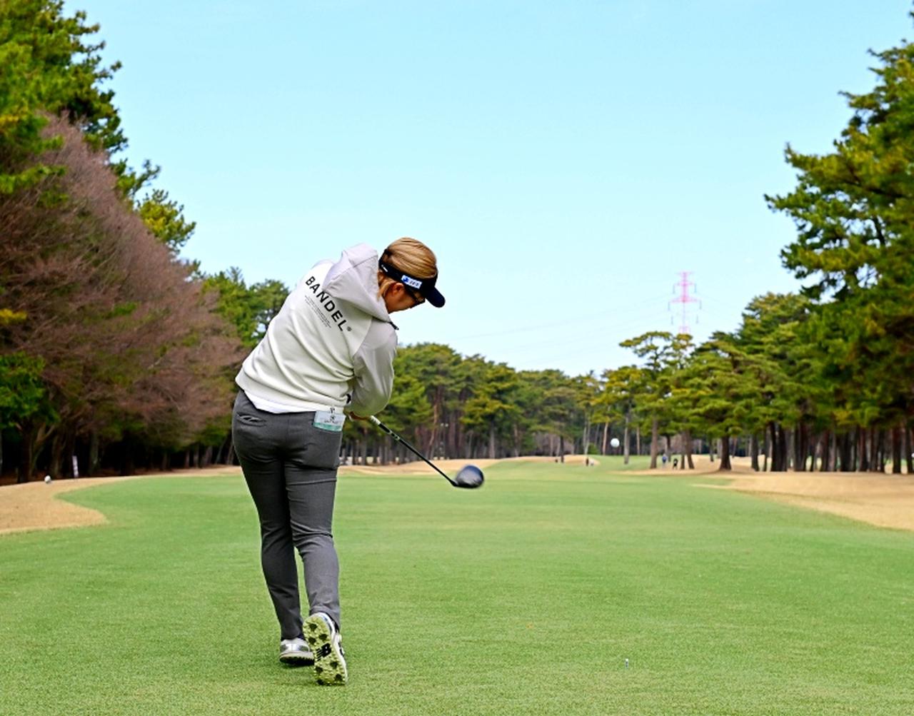 画像 : 10番目の画像 - 【連続写真13枚】佐田山鈴樺のドライバーショット後方（撮影/有原裕晶） - みんなのゴルフダイジェスト