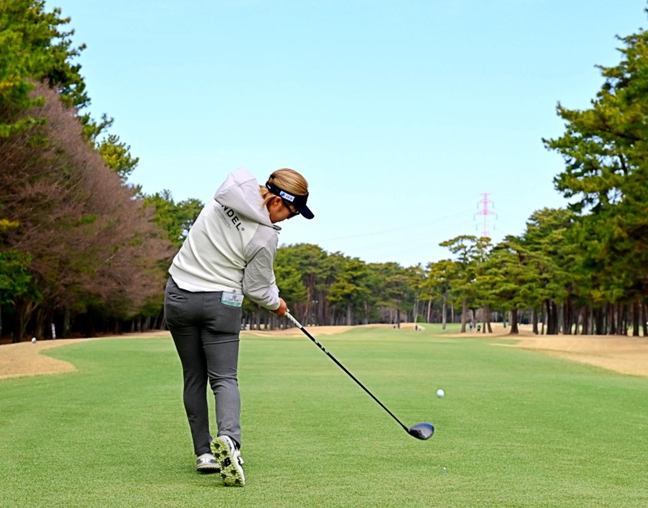 画像 : 9番目の画像 - 【連続写真13枚】佐田山鈴樺のドライバーショット後方（撮影/有原裕晶） - みんなのゴルフダイジェスト