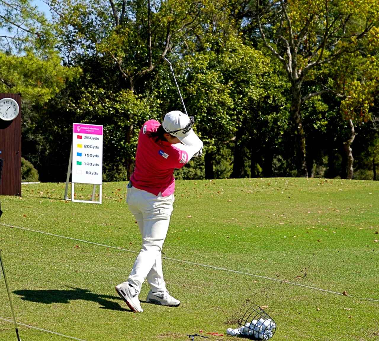 画像 : 13番目の画像 - 【連続写真13枚】清本美波のアイアンショット斜め後方 - みんなのゴルフダイジェスト