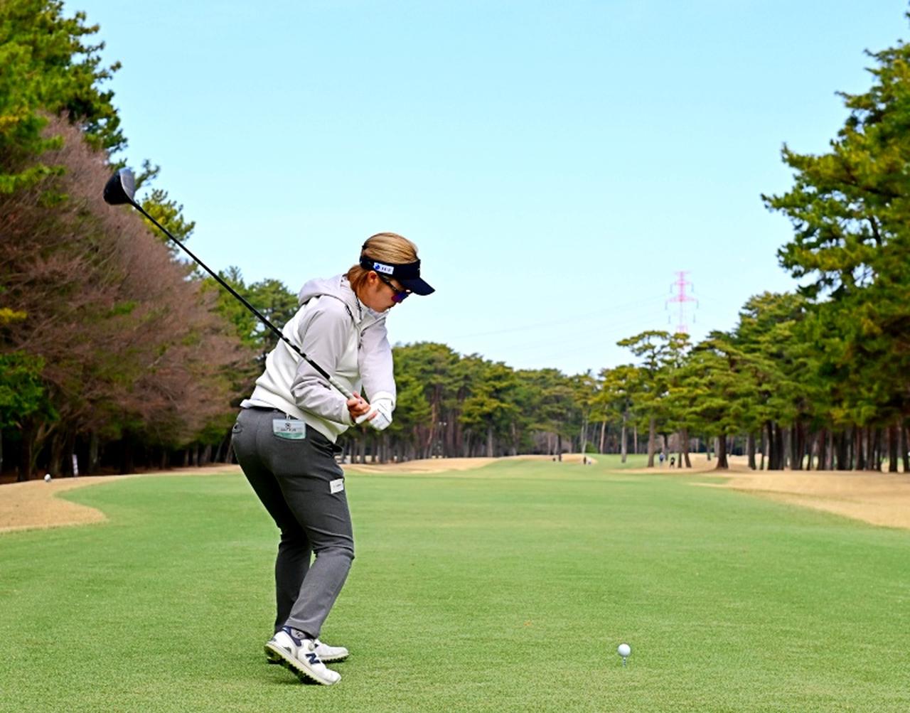 画像 : 6番目の画像 - 【連続写真13枚】佐田山鈴樺のドライバーショット後方（撮影/有原裕晶） - みんなのゴルフダイジェスト