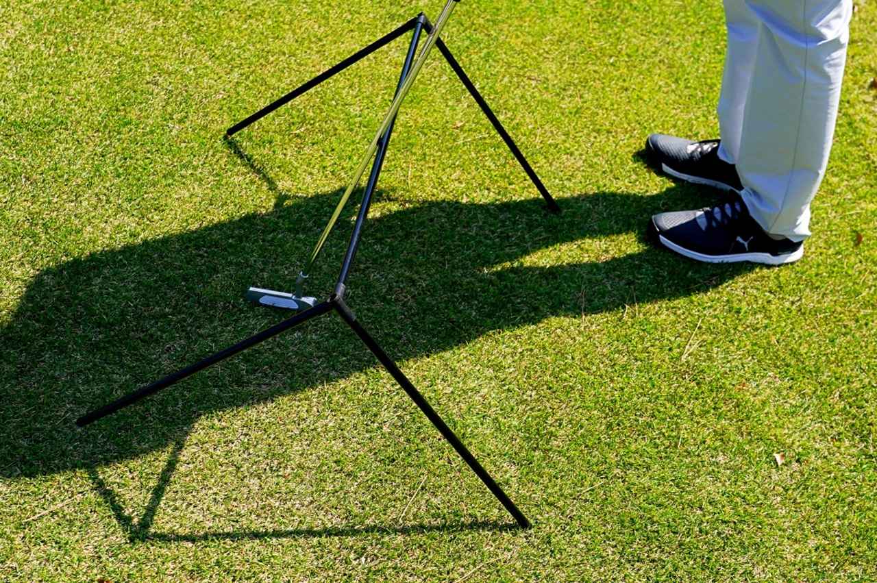 画像: 「シャフトをストロークする」練習器具。ホームセンターの材料を使って母が作ったモノ。棒に沿ってシャフトを真っすぐ動かす練習だ