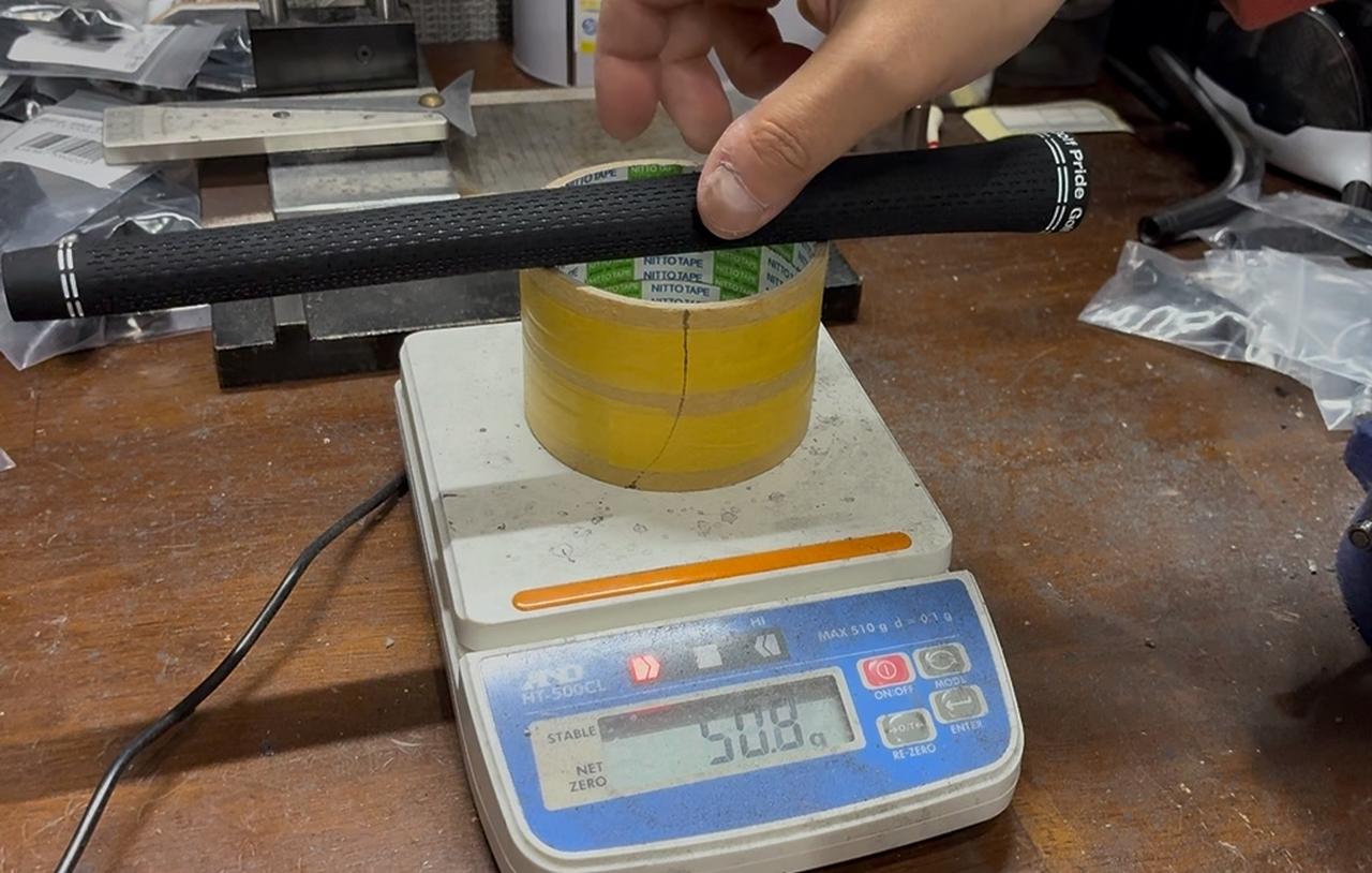 画像: グリップは1本ずつ重量を測ります。バランスを出すには軽め、落とすには重め。公差を利用してバランスを整えていきます