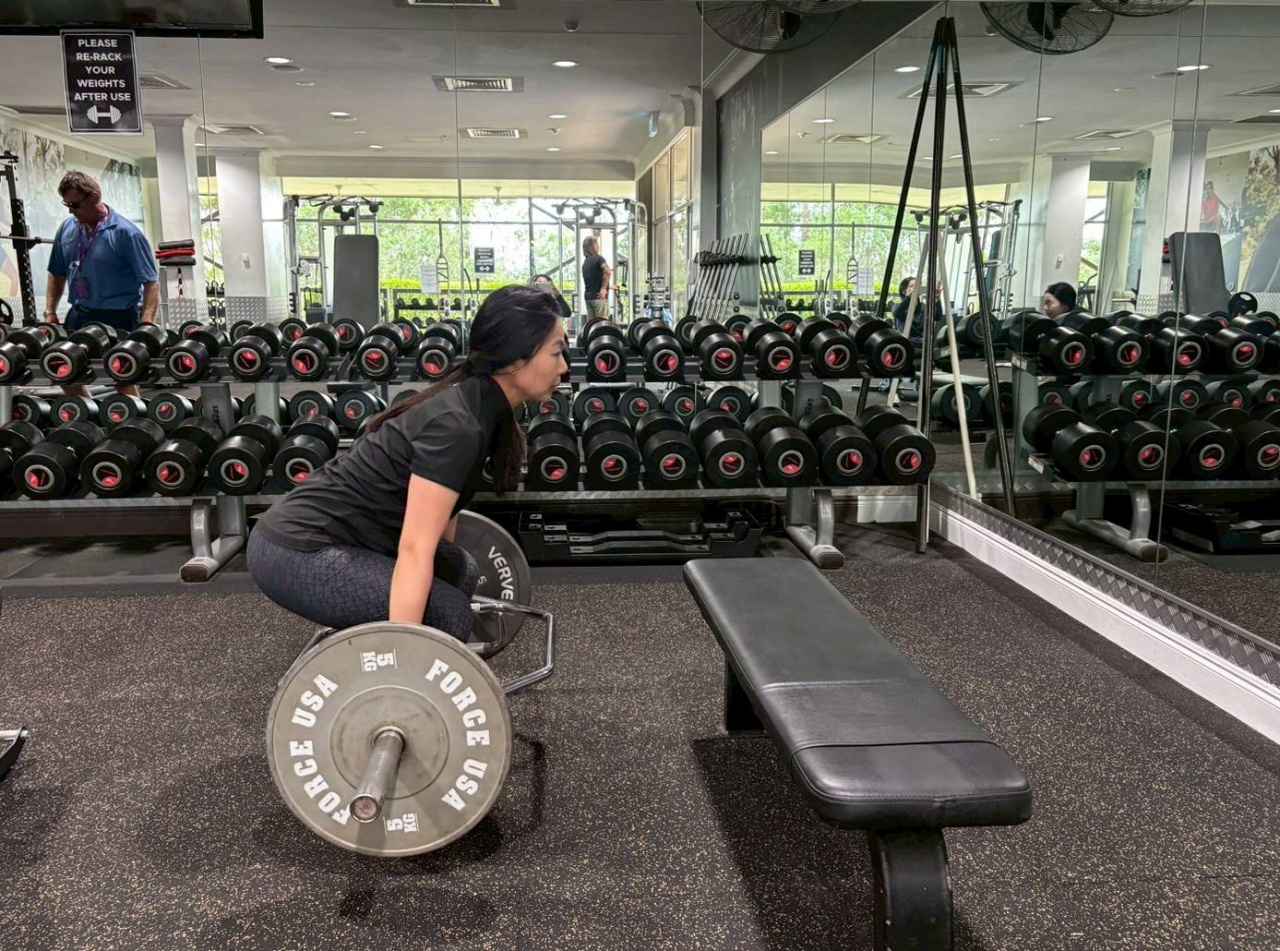 画像: 試合のコースのトレーニングルームで。「オーストラリアはメディカル系のトレーニングが進んでいるイメージ。プロだけでなく一般の方も意識が高くトレーナーさんに指導してもらっています」