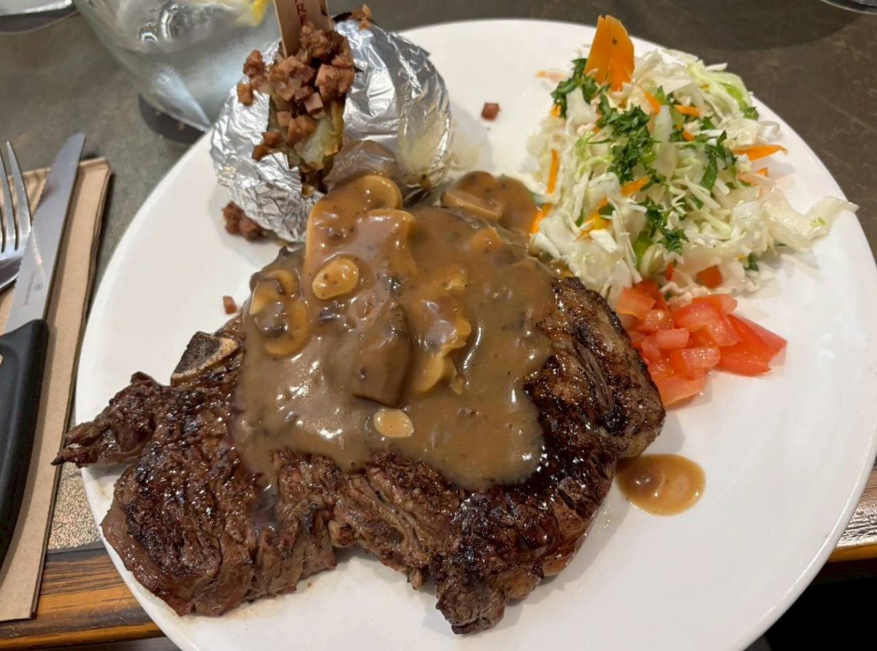 画像: オーストラリアンビーフ。「すごいボリュームでしょう。とても大きくて食べ応えがありました。もちろん美味しかったですよ」