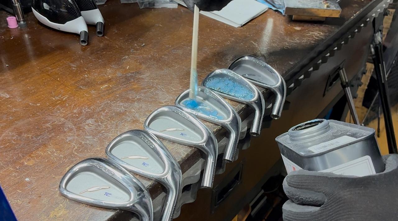 画像: キャビティ内の刻印の色抜きのために塗料剥離剤「スケルトン」を塗ります。30分ほど放置し、拭き取ったところサンドブラストが良い味に変化(これは偶然の産物でした)