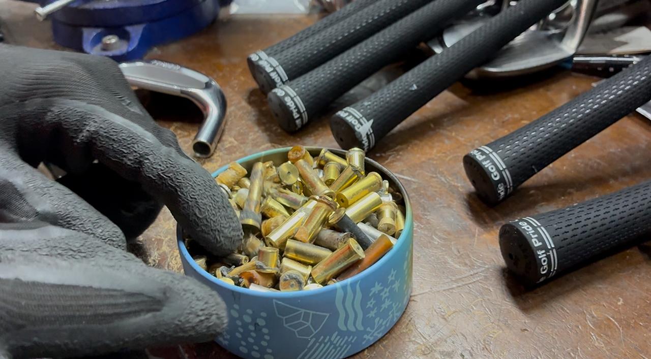 画像: 狙ったバランスを出すためにホーゼル内に錘(おもり)を入れます。重心に影響を与えないよう「最大4グラムまで」としますが、市販品には10グラム以上の錘が入っていることがあります