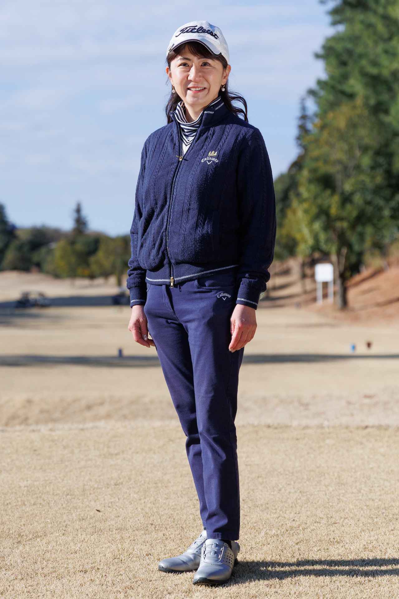 画像: ネイビーのケーブル編みニットジャケットに白のスニードジャックとボーダー柄タートルネックのこなれたトップスレイヤード。シルバーシューズもモダンさをプラスしています