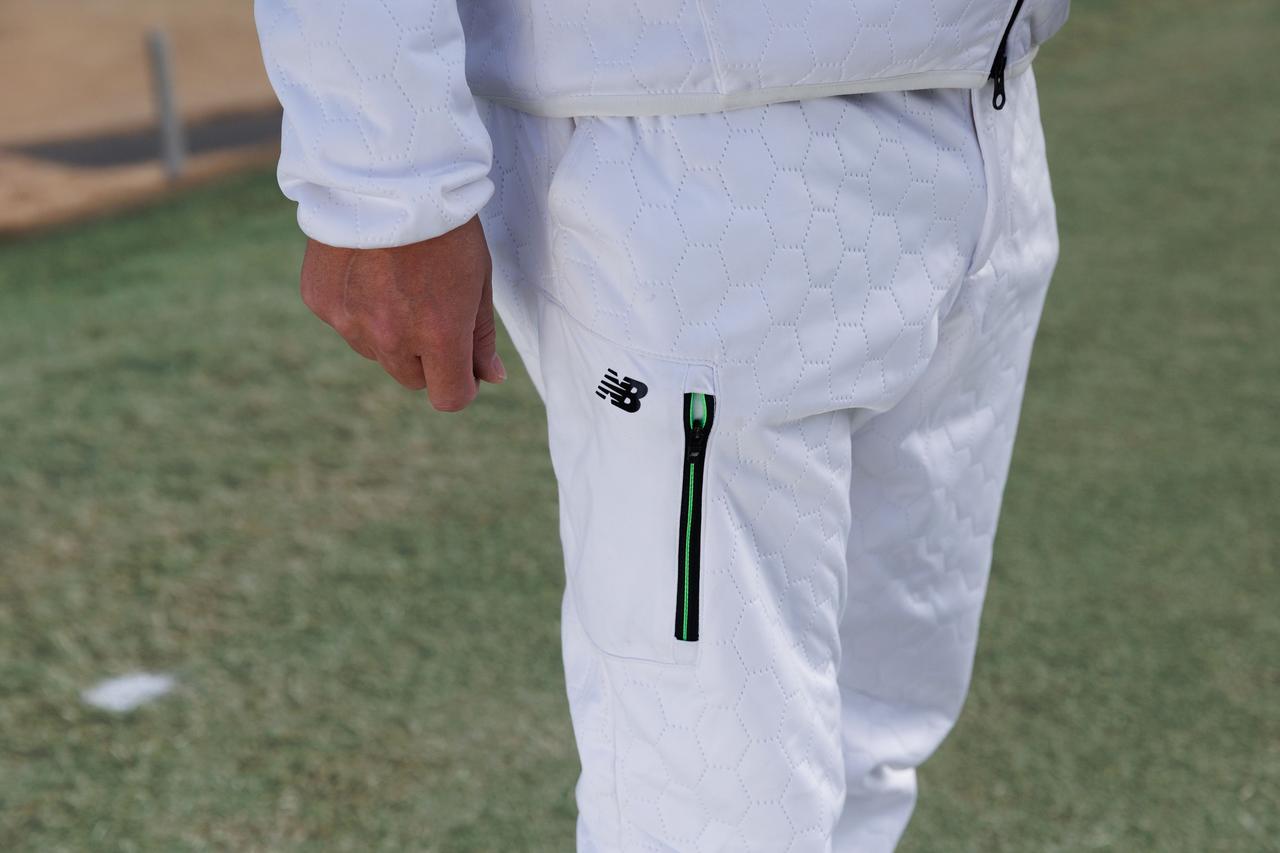 画像: セットアップの生地は全体に配された六角形パターンが特徴