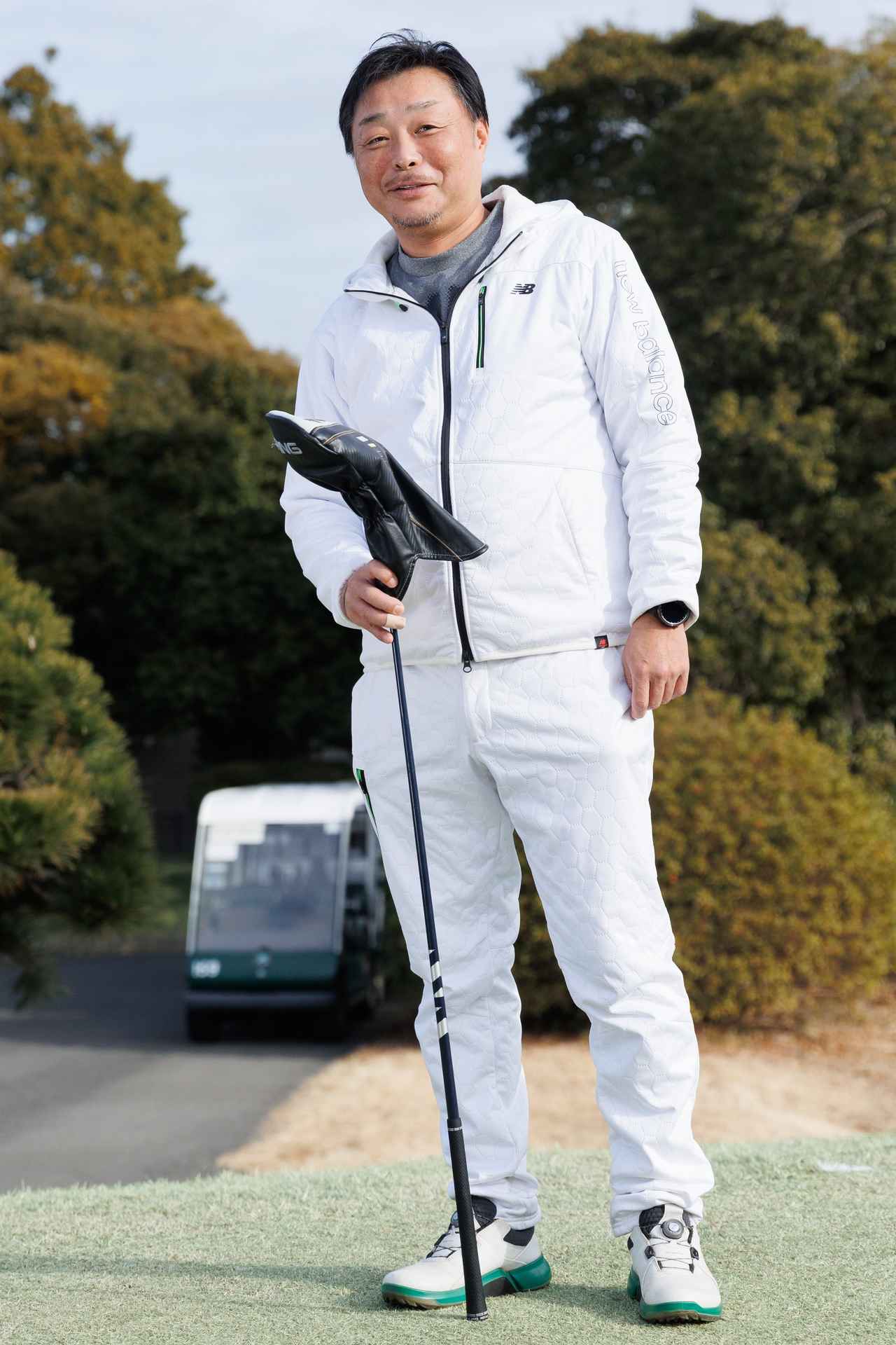 画像: 爽やか＆スポーティなオールホワイトのセットアップスタイル。トップスにはグレーモックネックシャツを入れることで極端にメリハリをつけすぎない自然な色の流れを生みます