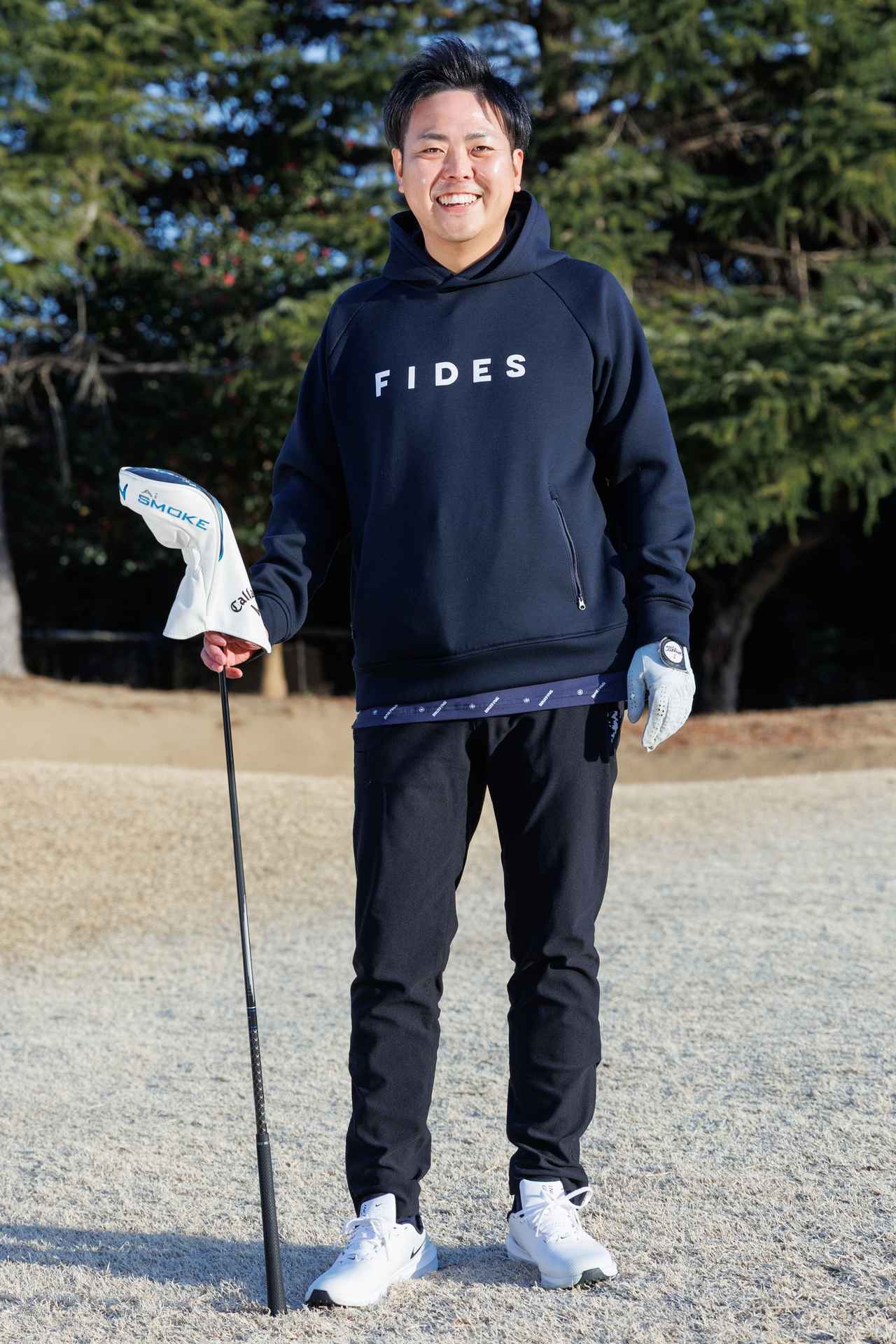 画像: 適度なハリ感と光沢感のある黒のフーディが主役。ネイビーのポロシャツの裾をチラリと見せることで黒のトップスとボトムスに自然と立体感のあるトーンバランスが生まれます