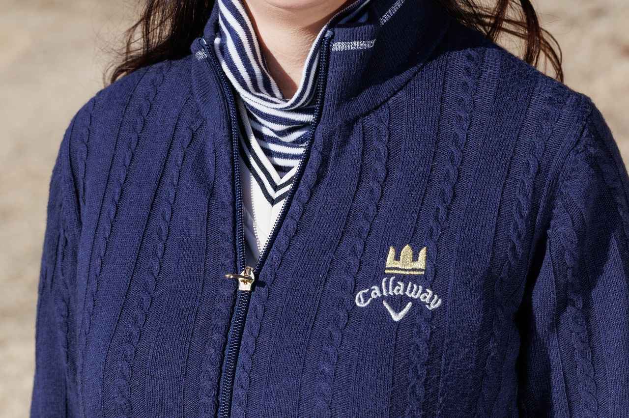 画像: ネイビーとホワイトのツートンで構築した巧みなトップスレイヤード