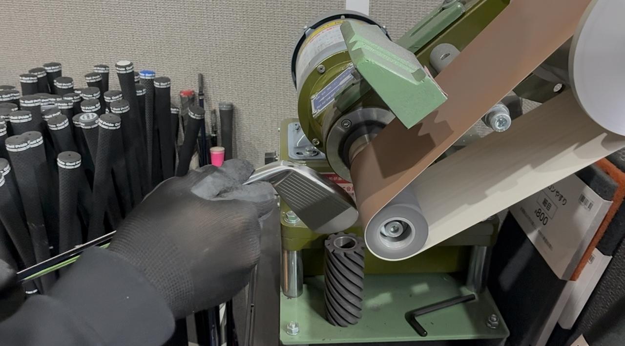 画像: ソールの小傷を目立たなくするためにヤスリをかけました。やりすぎるとメッキが剥がれてしまうので、表面をサッとひと擦りする程度