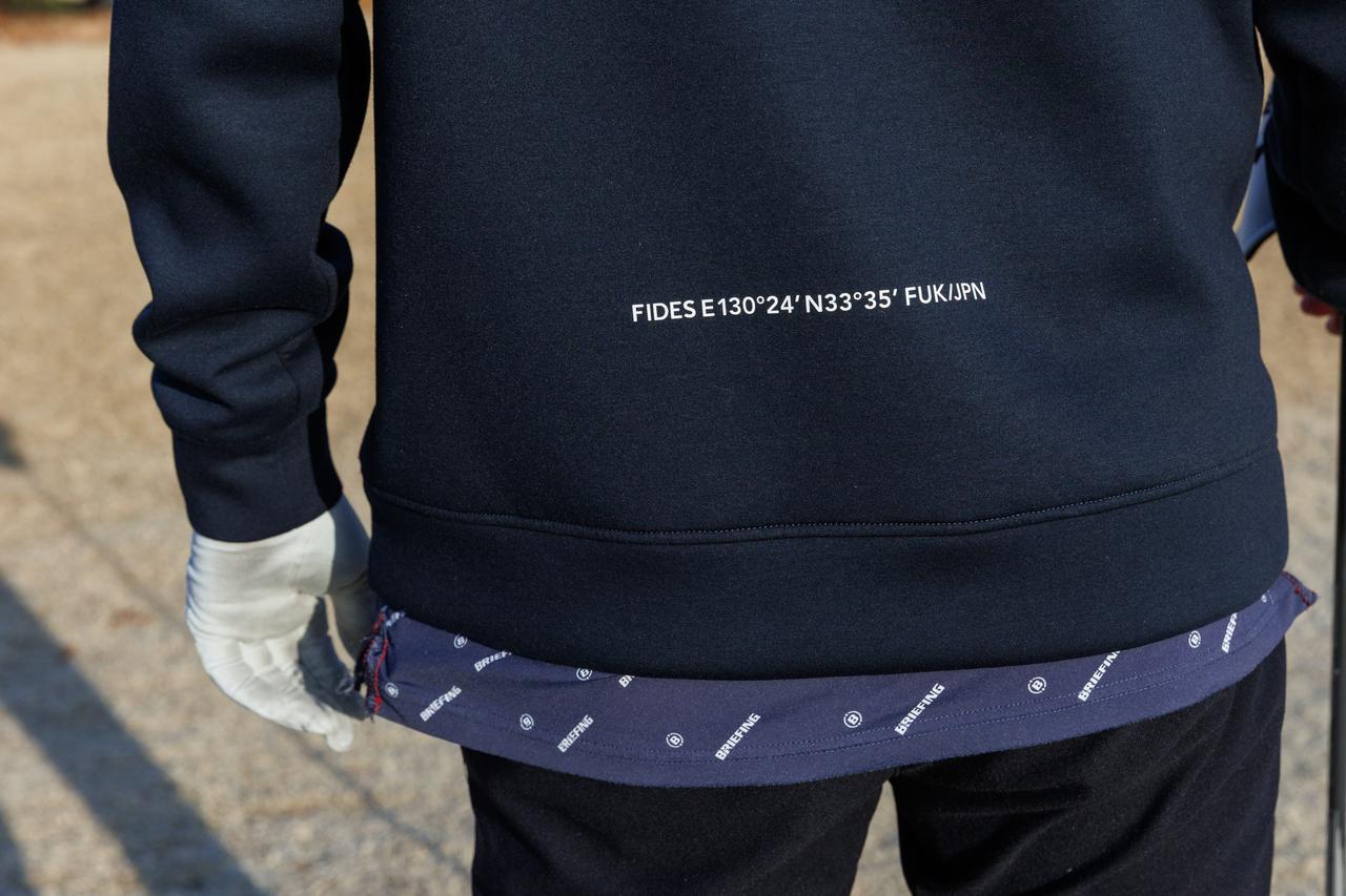 画像: チラ見せポロの絶妙な色合い。フーディ背面には文字プリントをさりげなく配置