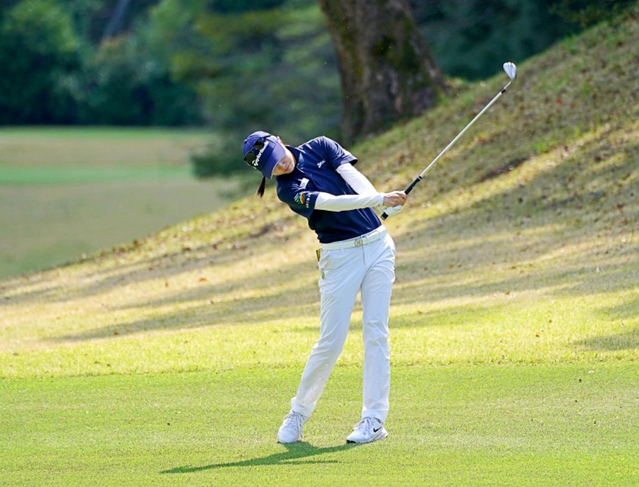 画像 : 9番目の画像 - 稲葉千乃のアイアンショット連続写真 - みんなのゴルフダイジェスト