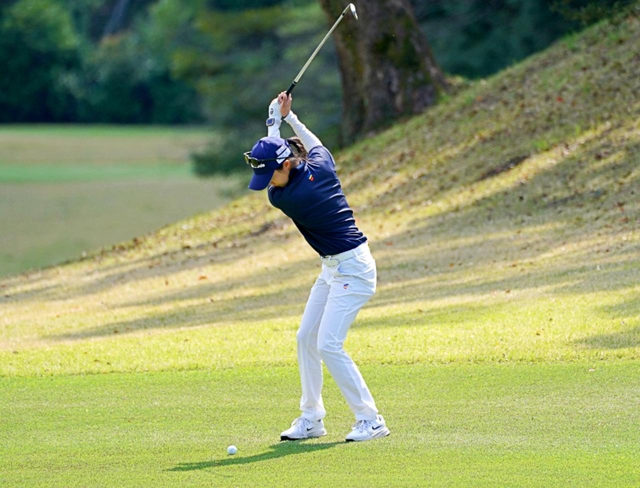 画像 : 4番目の画像 - 稲葉千乃のアイアンショット連続写真 - みんなのゴルフダイジェスト