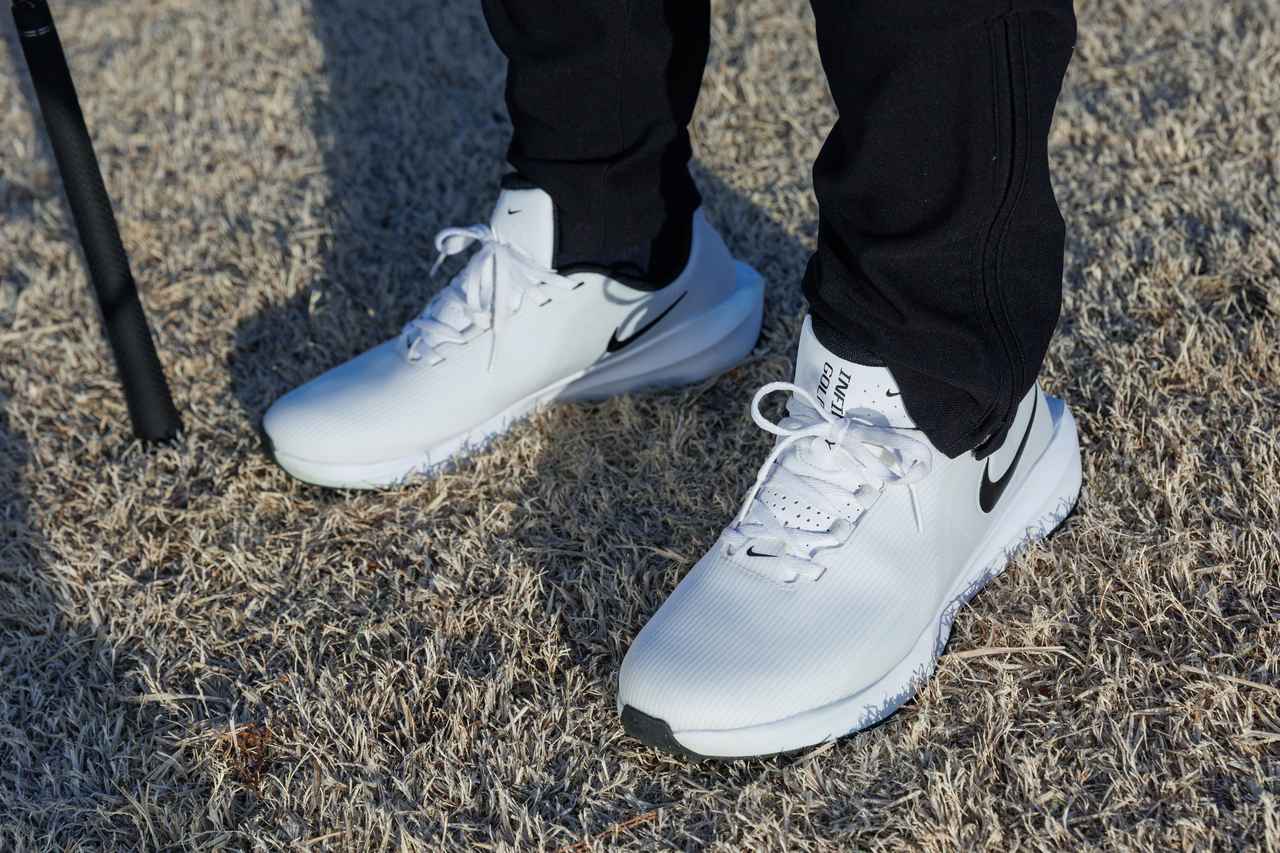 画像: スタイルの軽やかさが増す白のスポーティなシューレース型