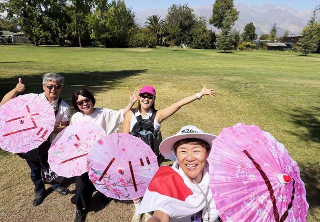 画像: 南米の地に登場した即席“傘応援団”